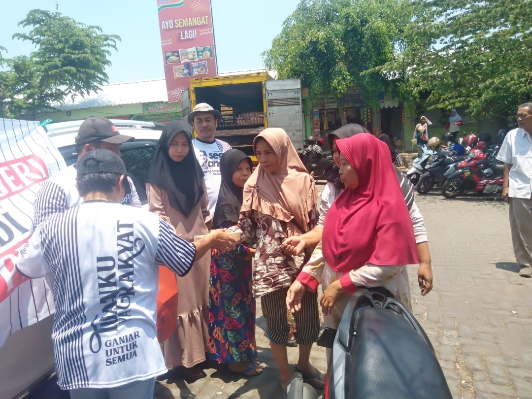 Berbagi Nasi, Komunitas Sego Anget Magetan Rayakan Ulang Tahun Ganjar Pranowo