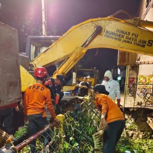 Jelang Musim Penghujan, Gubernur Jatim Bersih bersih Sungai Sinir Waru Jelang Musim Penghujan, Gubernur Jatim Bersih bersih Sungai Sinir Waru