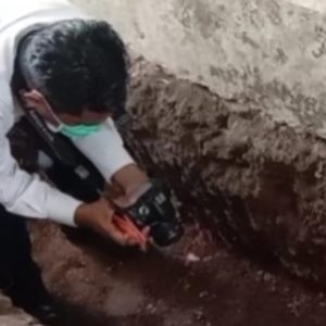 Asyik Bersihkan Gorong-Gorong, Semburat Temukan Granat Asyik Bersihkan Gorong-Gorong, Semburat Temukan Granat