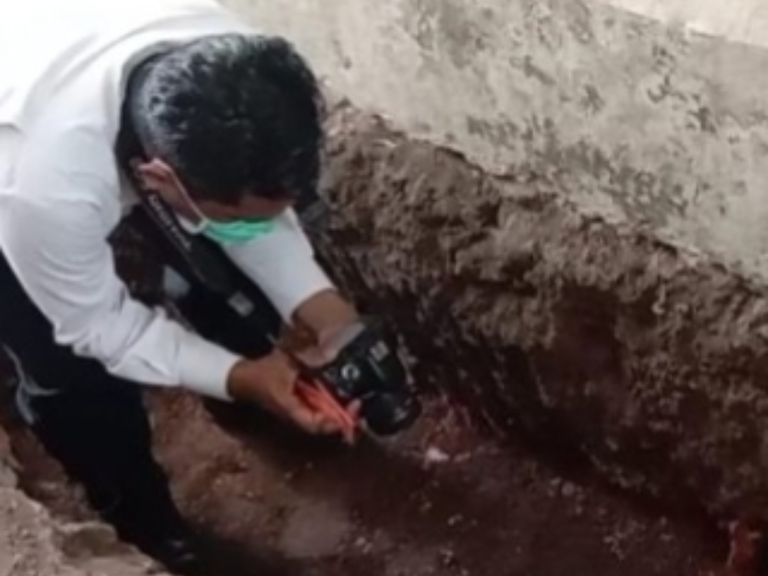 Asyik Bersihkan Gorong-Gorong, Semburat Temukan Granat