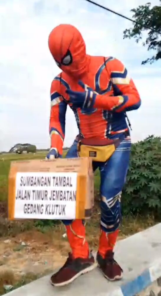 Pakai Kostum Spiderman, Garis Minta Sumbangan Nambal Jalan Rusak
