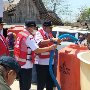 Operasi Kekeringan PMI Jatim Terus Berlanjut, Imam Utomo Tinjau Krisis Air Bersih di Ngawi Operasi Kekeringan PMI Jatim Terus Berlanjut, Imam Utomo Tinjau Krisis Air Bersih di Ngawi
