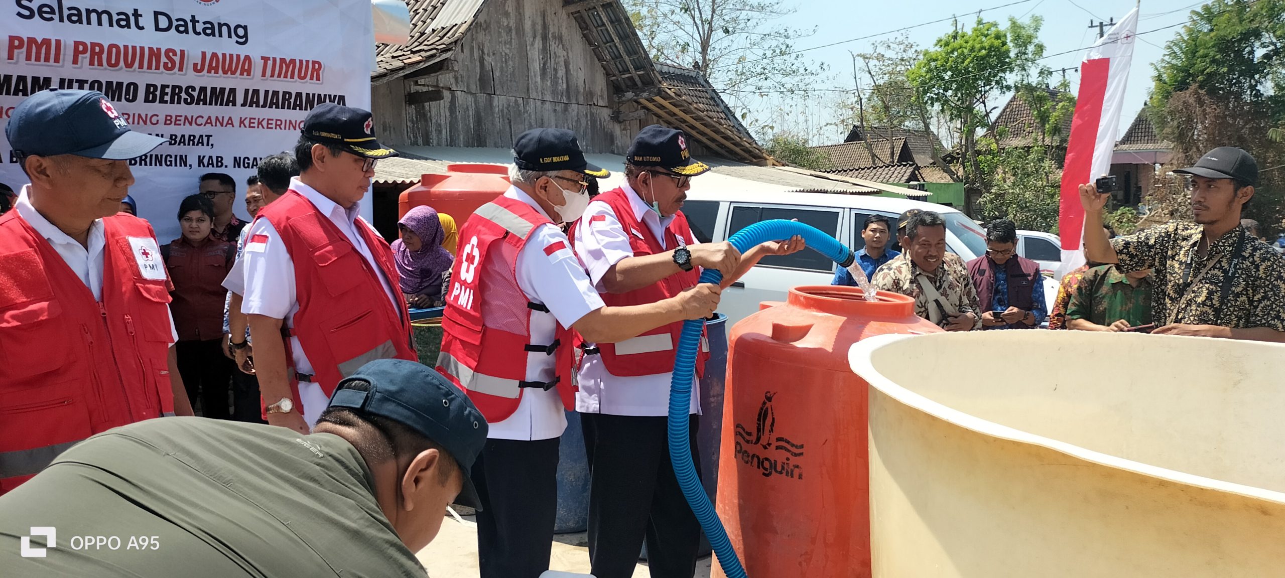 Operasi Kekeringan PMI Jatim Terus Berlanjut, Imam Utomo Tinjau Krisis Air Bersih di Ngawi
