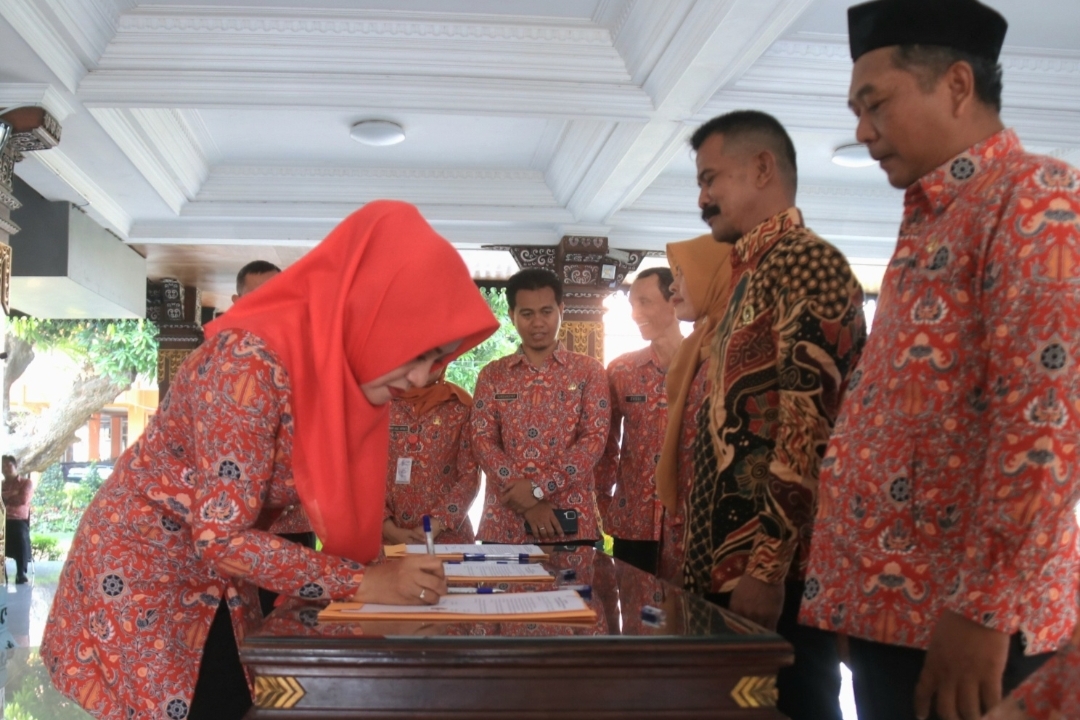 Bebas Pungli : Bupati Mojokerto Gelontor Dana BK Desa Rp. 57.5 Miliar