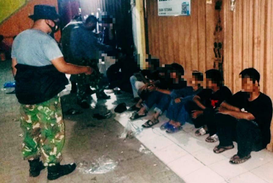 Satpol PP Surabaya Garuk 9 Remaja saat Pesta Miras Oplosan