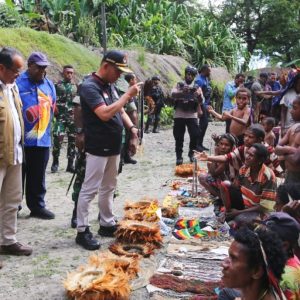 Menko Muhadjir Tinjau Kesehatan dan Kemiskinan Suku Dani Menko Muhadjir Tinjau Kesehatan dan Kemiskinan Suku Dani