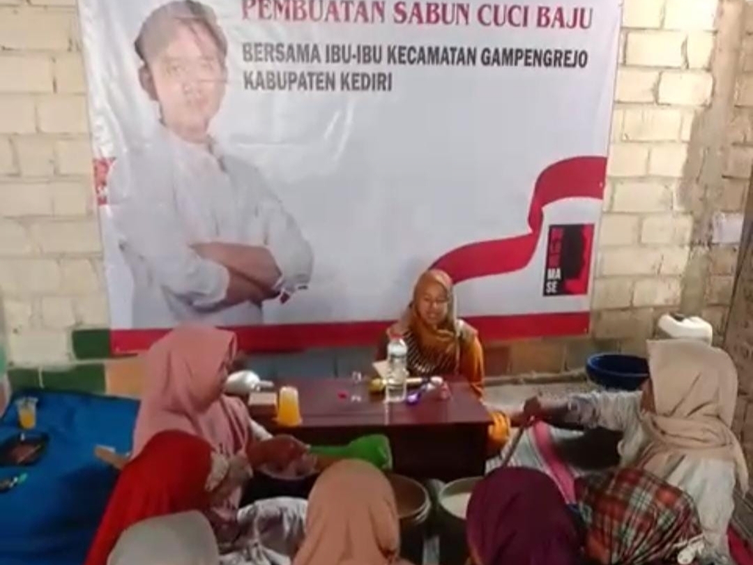 Di Kediri, Puluhan Ibu ibu Antusias Ikuti Pelatihan  Membuat Sabun Cuci