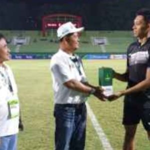 Pemimpin PT Pegadaian Kanwil XII Surabaya, Memberikan Penghargaan Kepada Dua Pemain Deltras Sidoarjo