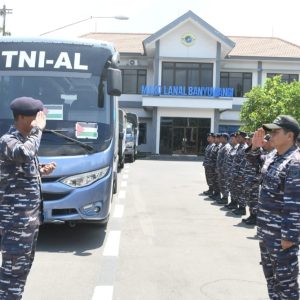 Komandan Lanal Banyuwangi Berangkatkan Bantuan Kemanusiaan ke Palestina