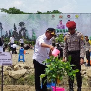 Menko PMK dan Kapolri Bareng Tanam Pohon di Madiun Menko PMK dan Kapolri Bareng Tanam Pohon di Madiun