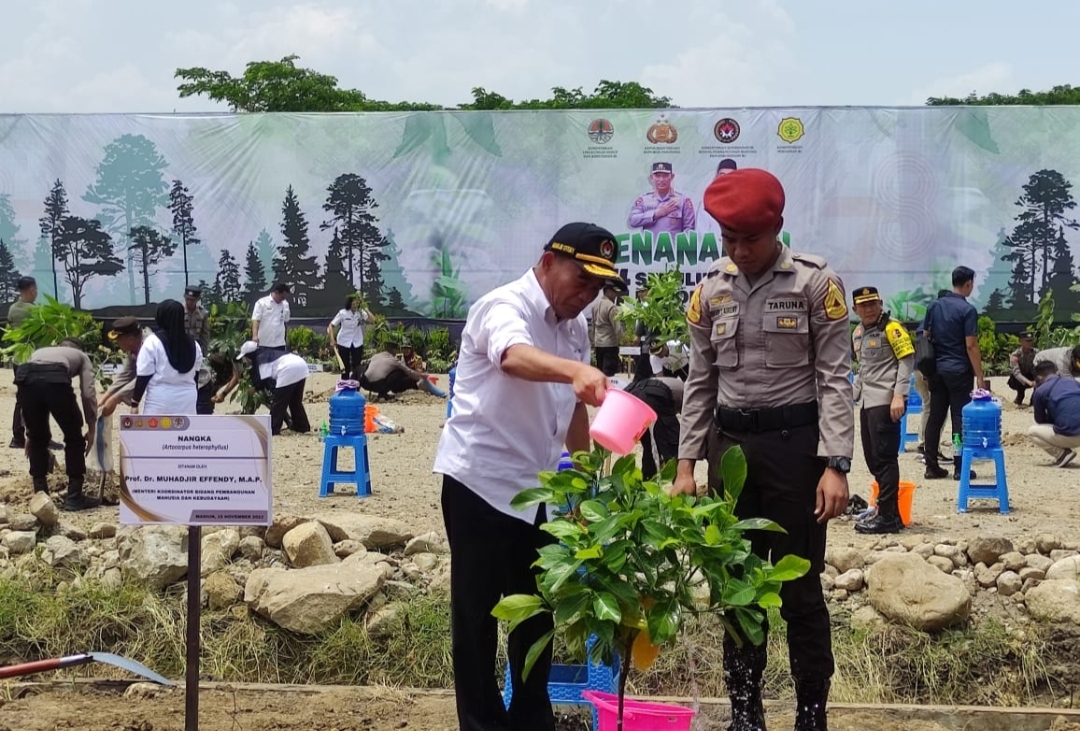 Menko PMK dan Kapolri Bareng Tanam Pohon di Madiun