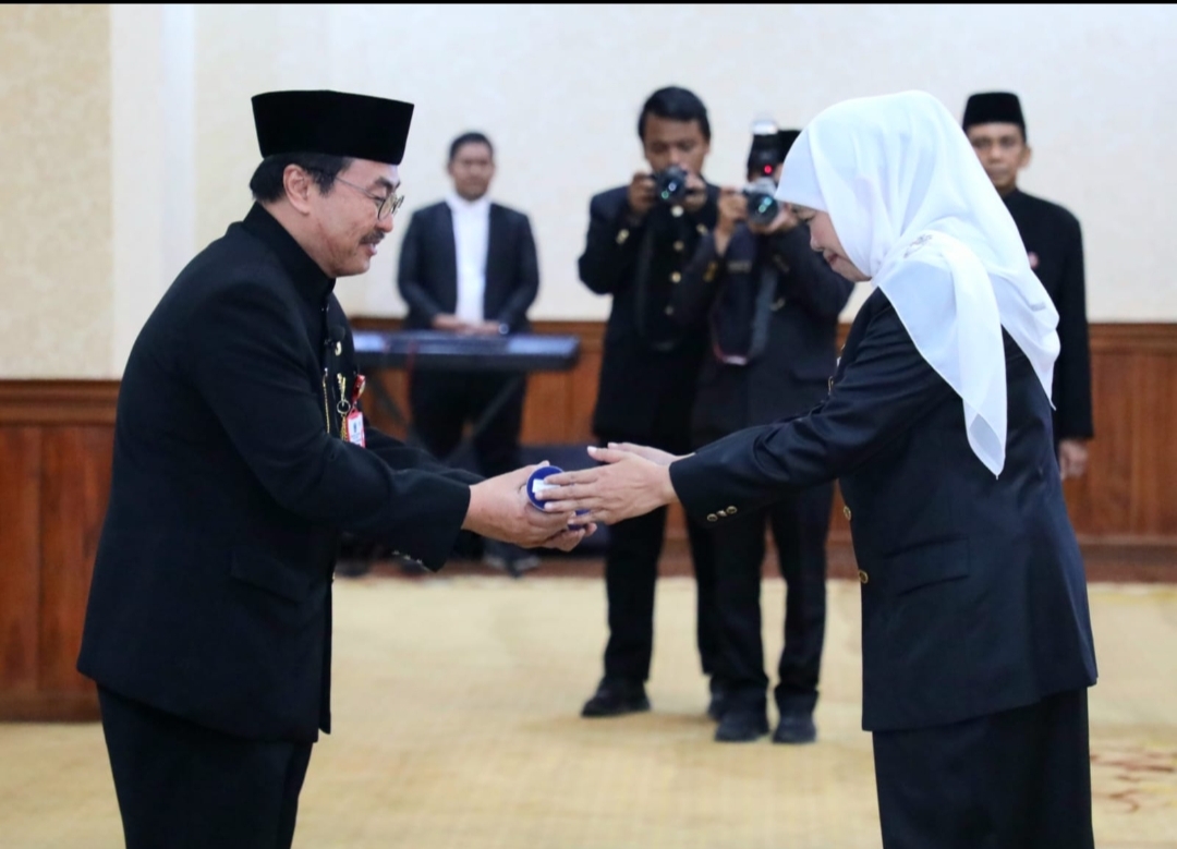 Gubernur Lantik Prof. Cita Direktur RSUD Dr Soetomo Gantikan Prof. Joni
