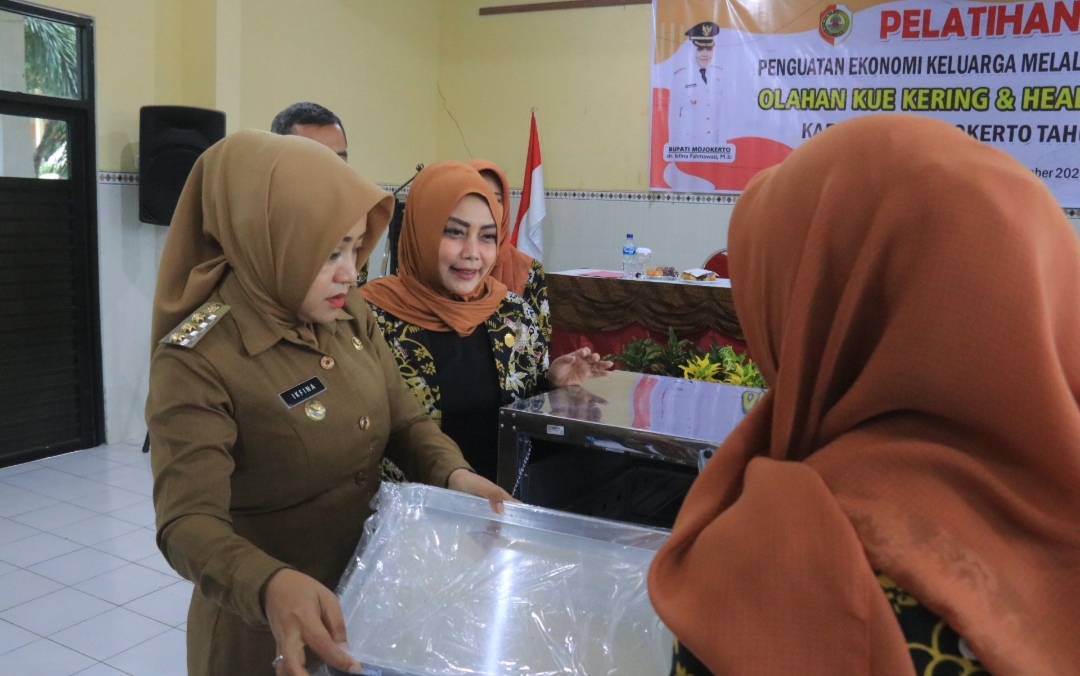 Dongkrak Ekonomi Keluarga, Bupati Mojokerto Gelar Pelatihan Olahan Kue Kering