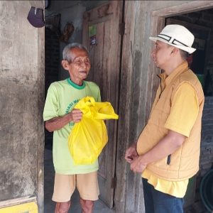 Harga Bahan Pokok Meroket, Wana Rescue Bagikan Puluhan Paket Beras Jumat Berkah