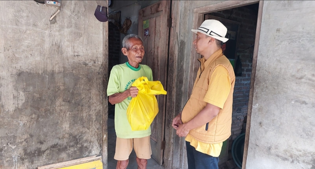 Harga Bahan Pokok Meroket, Wana Rescue Bagikan Puluhan Paket Beras Jumat Berkah