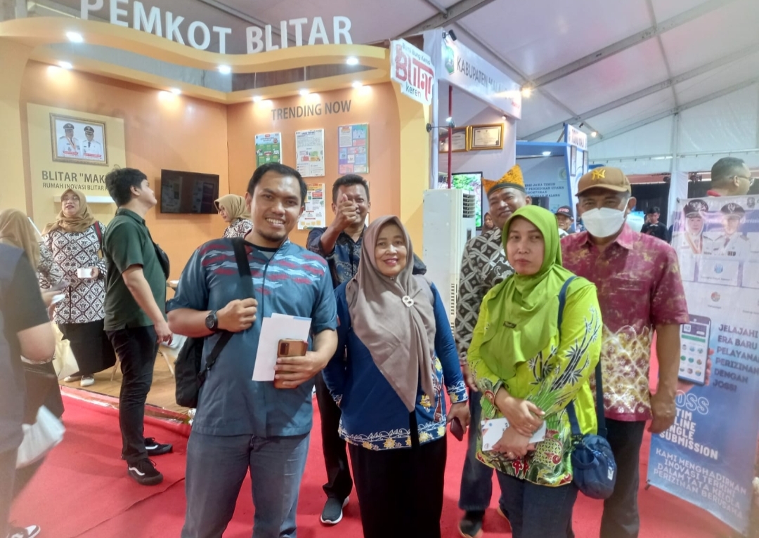 Kunjungi Pameran Inovasi Pelayanan Publik Jatim 2023, Camat Nguntoronadi :  Menambah referensi aparatur pelayanan