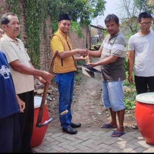 Tokoh Masyarakat Kota Kediri Beri Bantuan Paket Alat Pemulasaraan Jenazah ke Warga