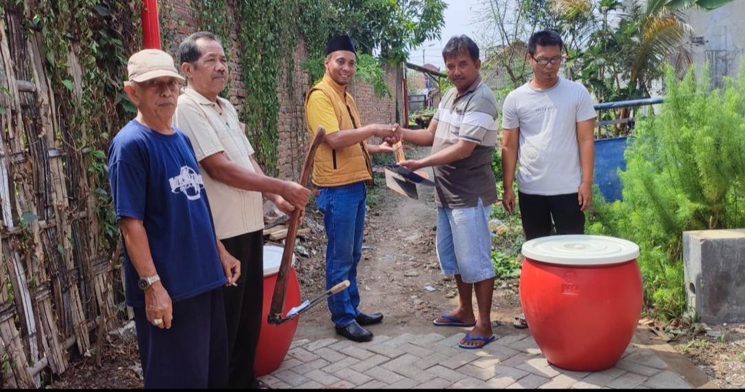 Tokoh Masyarakat Kota Kediri Beri Bantuan Paket Alat Pemulasaraan Jenazah ke Warga