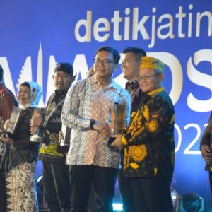 Ketua Golkar Jatim Sarmuji Raih Penghargaan Tokoh Peduli Sosial dan Ekonomi Kerakyatan Ketua Golkar Jatim Sarmuji Raih Penghargaan Tokoh Peduli Sosial dan Ekonomi Kerakyatan