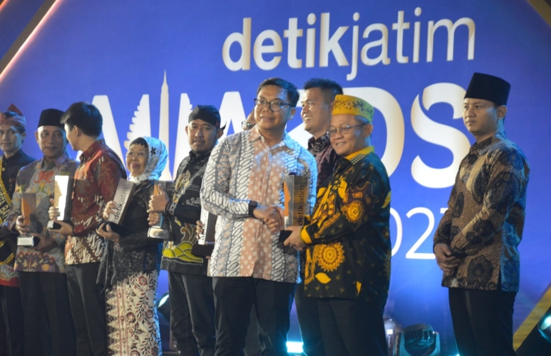 Ketua Golkar Jatim Sarmuji Raih Penghargaan Tokoh Peduli Sosial dan Ekonomi Kerakyatan
