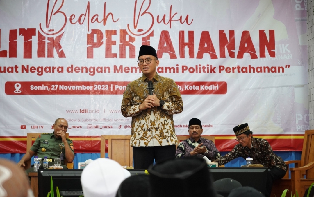 Buku Politik Pertahanan Karya Dahnil Anzar Simanjuntak Dibedah di Ponpes Wali Barokah Kediri