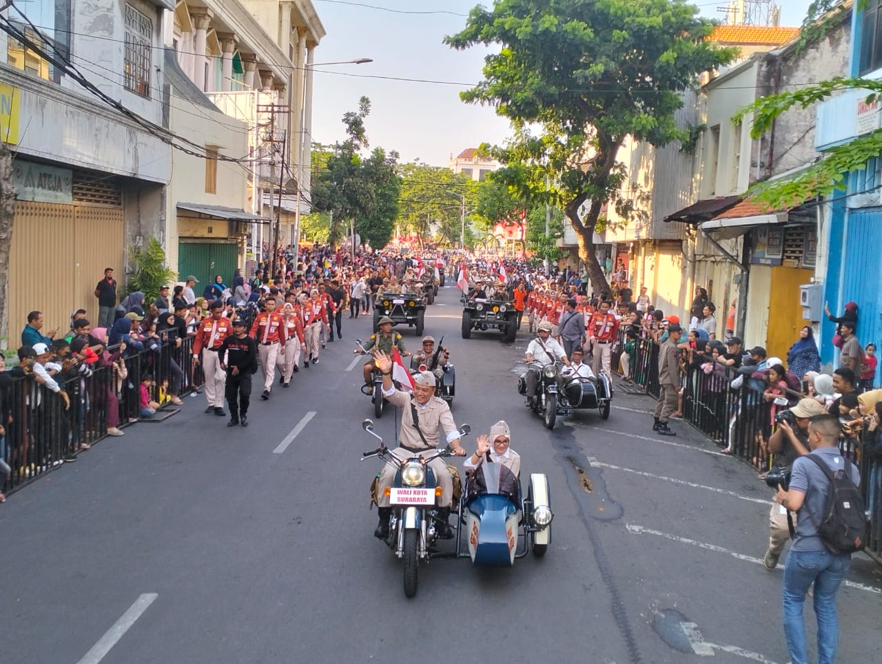 Ribuan Warga Kota Pahlawan Antusias Saksikan Parade Surabaya Juang