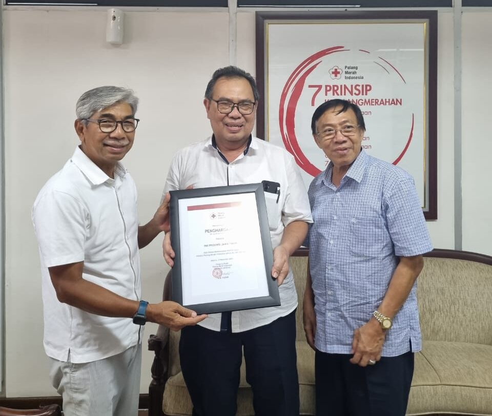 Serahkan Donasi Tahap l ke Pusat, PMI Jatim Terima Penghargaan