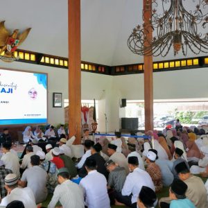 Bupati Ipuk Kembali Salurkan Insentif Guru Ngaji