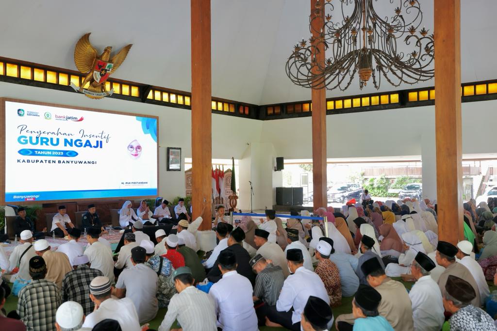 Bupati Ipuk Kembali Salurkan Insentif Guru Ngaji