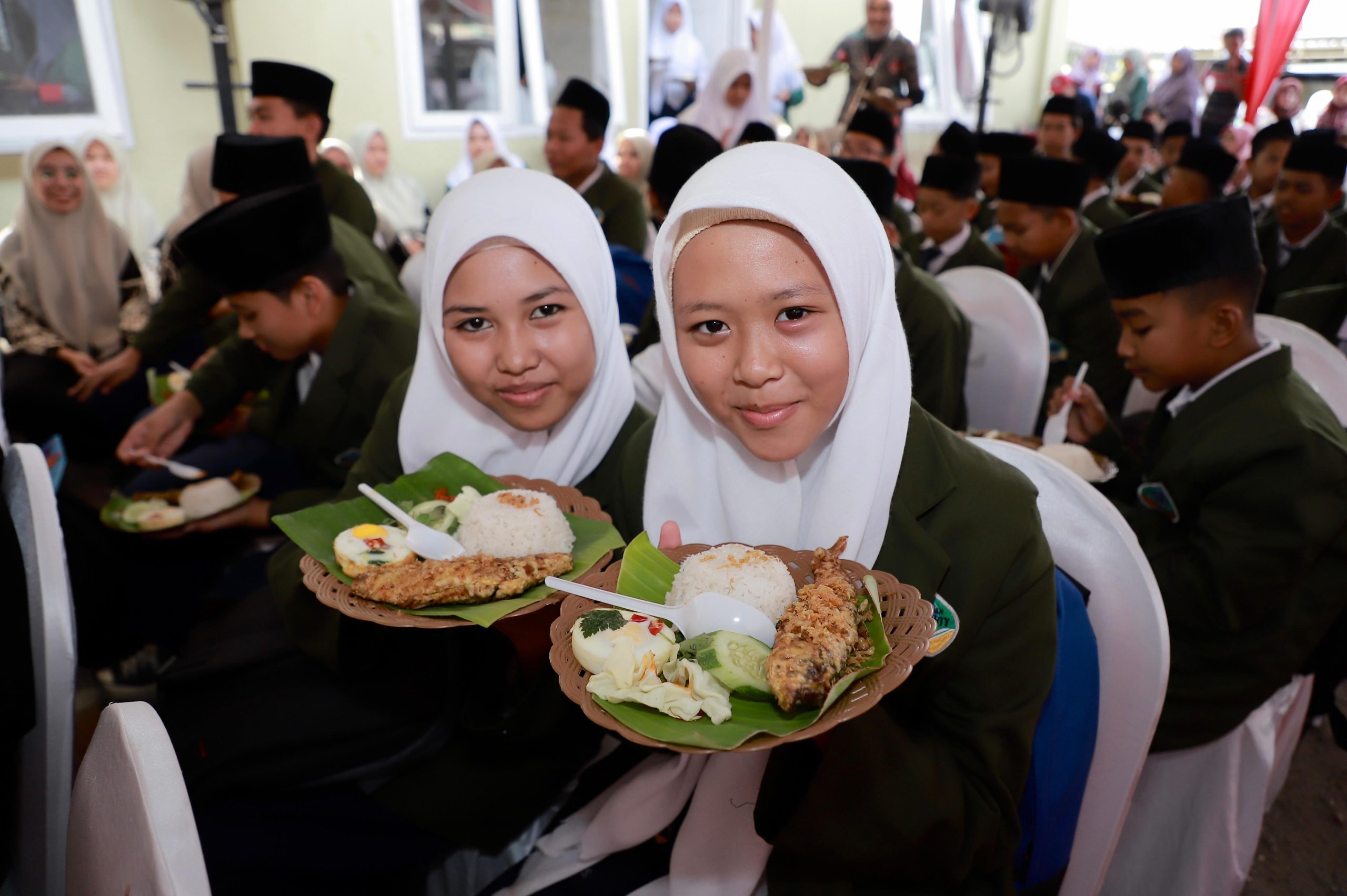 Arumi Bachsin Ajak Santri Ponpes Mojokerto Makan Ikan
