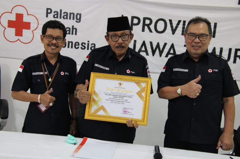 Laksanakan Tugas dengan Ikhlas, PMI Jatim Terima Piagam Penghargaan dari Gubernur