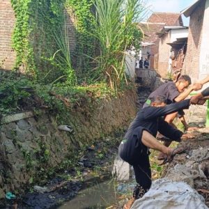 PSHT Kota Kediri Gelar Bakti Sosial Bersih bersih Kampung