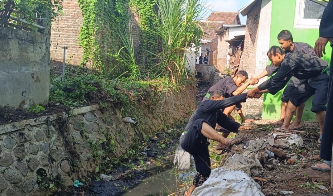 PSHT Kota Kediri Gelar Bakti Sosial Bersih bersih Kampung