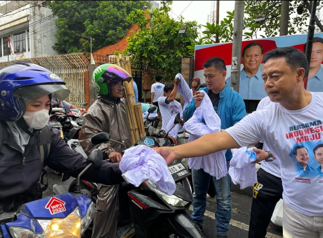Turun Jalan, TKD Jatim Bagikan Ribuan Nasi Kotak Gratis dan Kaus Prabowo-Gibran