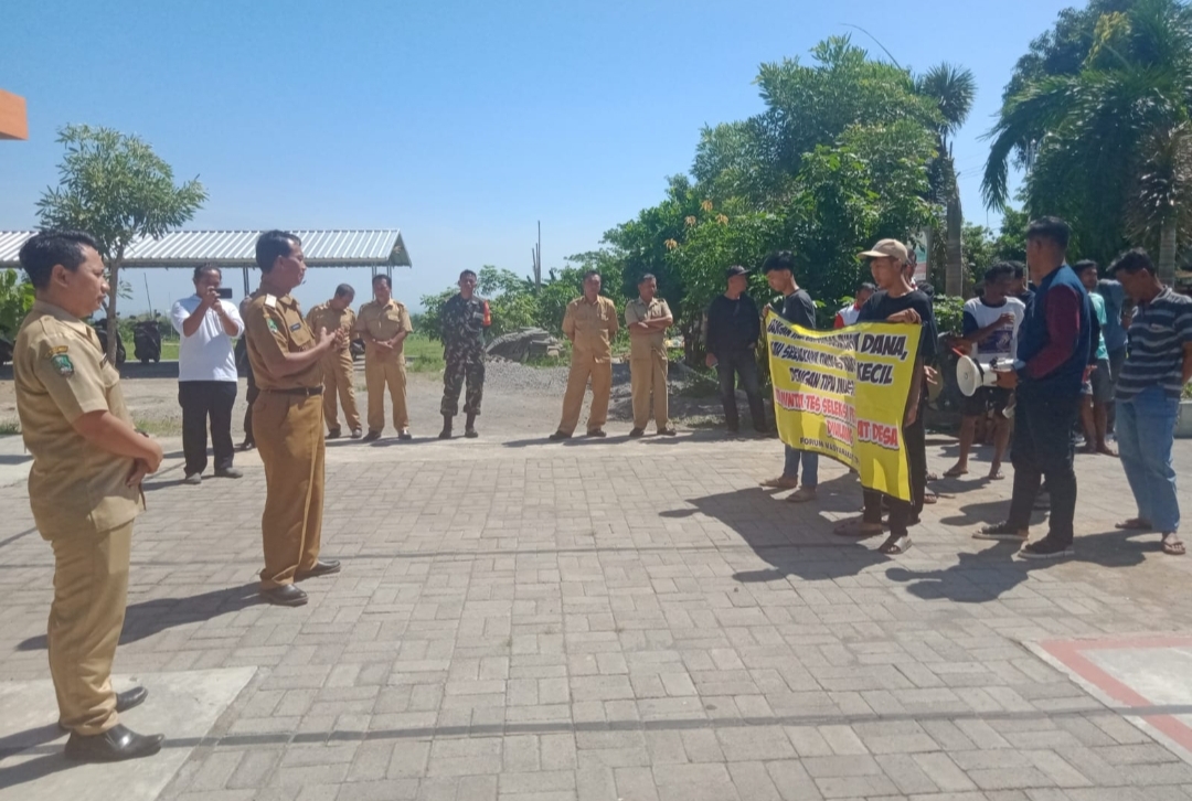 Forum Masyarakat Desa Truneng Demo Tuntut Hasil Seleksi Perangkat Ada Kejanggalan