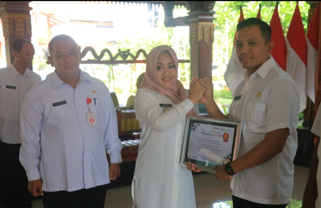 Momen Hari Anti Korupsi, Bupati Ikfina Berikan Penghargaan Pada OPD dan Pemdes Terbaik Pengelolaan Keuangan