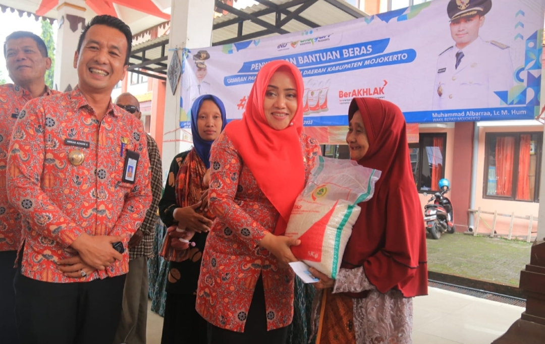 Hapus Kemiskinan Ekstrim, Bupati Ikfina Salurkan Beras CPP di 5 Kecamatan