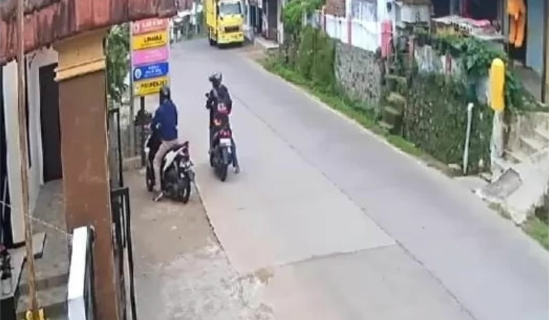 Tak Takut Terekam CCTV, Maling Motor Nekat Curi Vario di Balai Desa Belik-Trawas