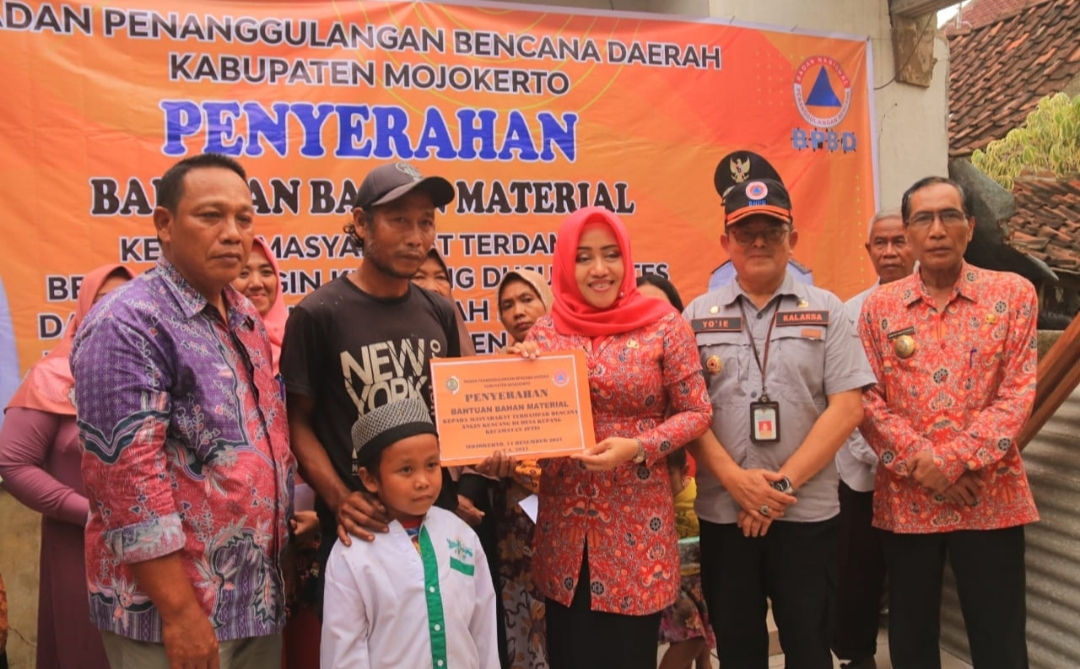 Bupati Ikfina Serahkan Bantuan Korban Bencana Angin Kencang di Jetis