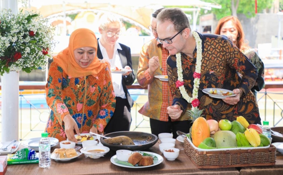 Ini Cara Khofifah Menjamu Dubes Inggris HE. Dominic