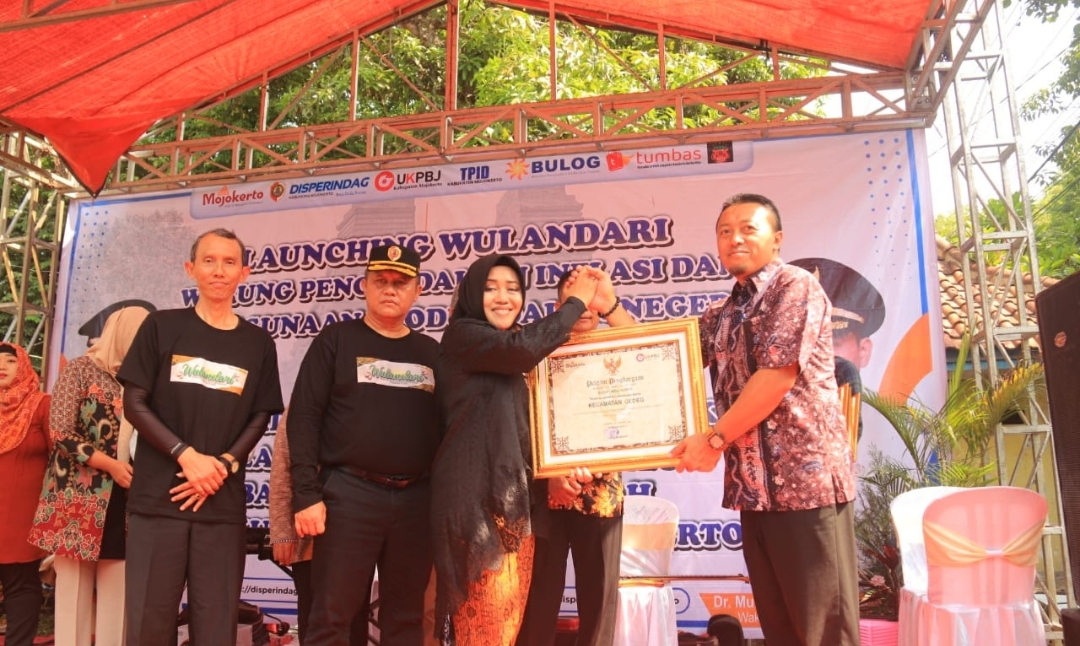 Kendalikan Inflasi, Bupati Ikfina Buka Usaha Wulandari di Pasar Mojosari