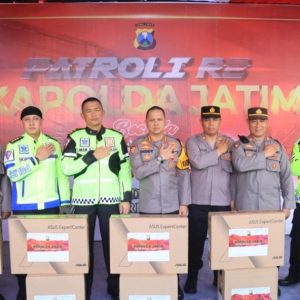 Berikan Motivasi Kapolda Jatim Serahkan Tali Asih di Pos Pam Nataru ASDP Ketapang, Banyuwangi