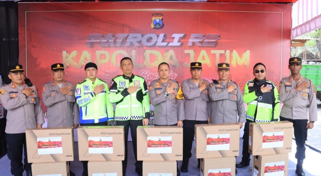 Berikan Motivasi Kapolda Jatim Serahkan Tali Asih di Pos Pam Nataru ASDP Ketapang, Banyuwangi