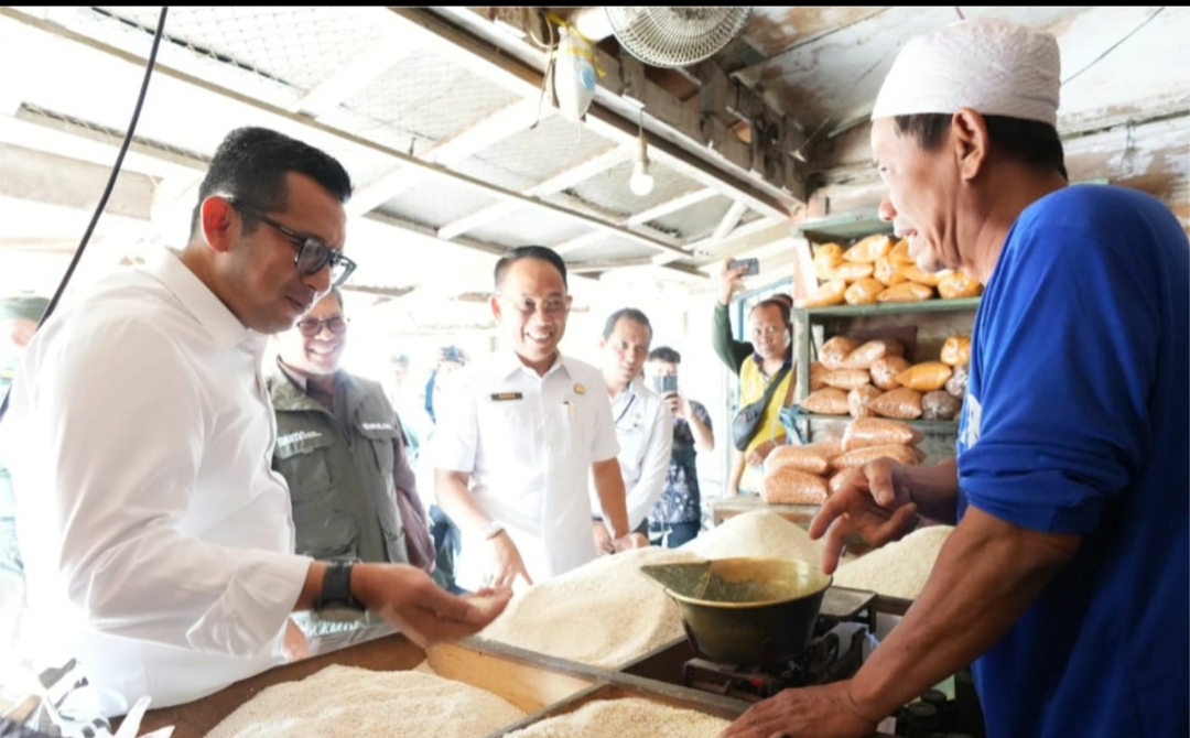 Pastikan Harga Bahan Pokok Stabil, Pj Wali Kota Mojokerto Tinjau Pasar