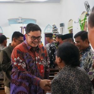 Kunjungi GKJW Sambirejo, Pendeta Suwito Bersyukur Terima Kado Natal dari Bupati Kediri