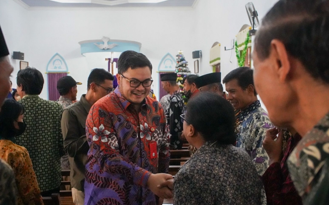 Kunjungi GKJW Sambirejo, Pendeta Suwito Bersyukur Terima Kado Natal dari Bupati Kediri