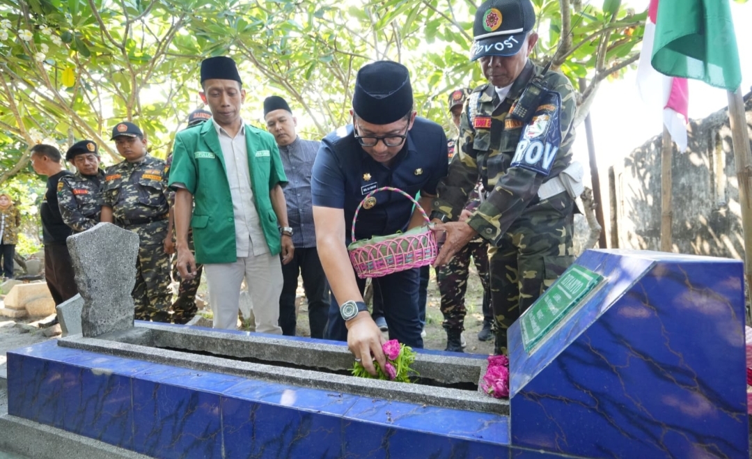 Kenang Heroisme Korban Bom Natal 2000 -Pj Wali Kota Ali Kuncoro Ziarah Makam Riyanto anggota Banser