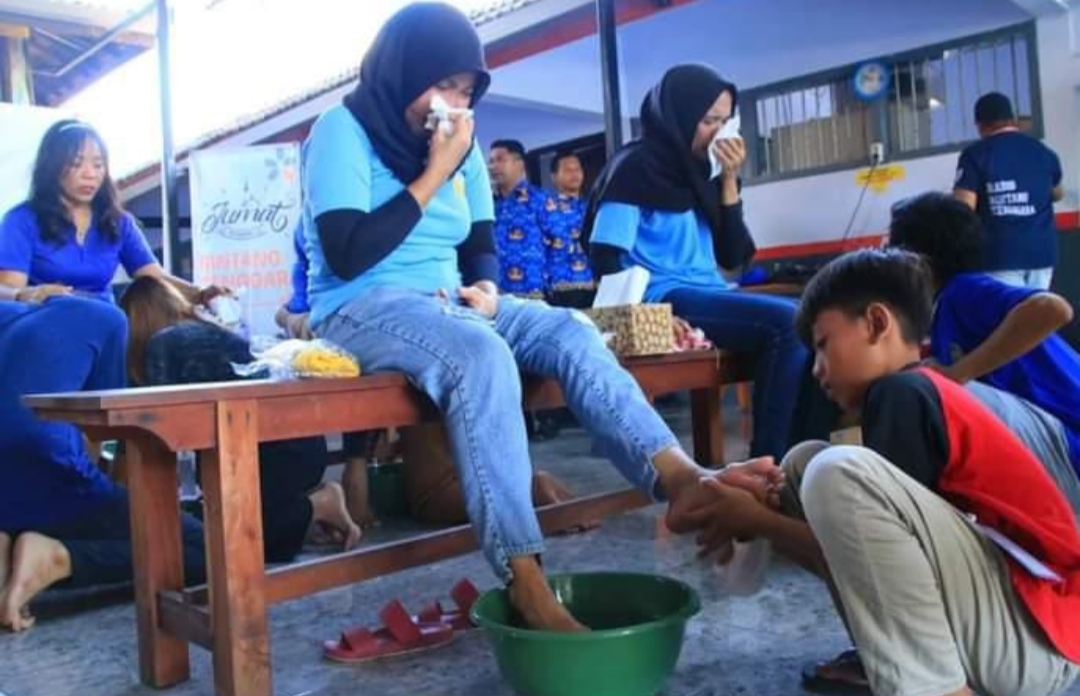 Tangis Haru Saat Warga Binaan Lapas Banyuwangi Basuh Kaki Ibunda⁣