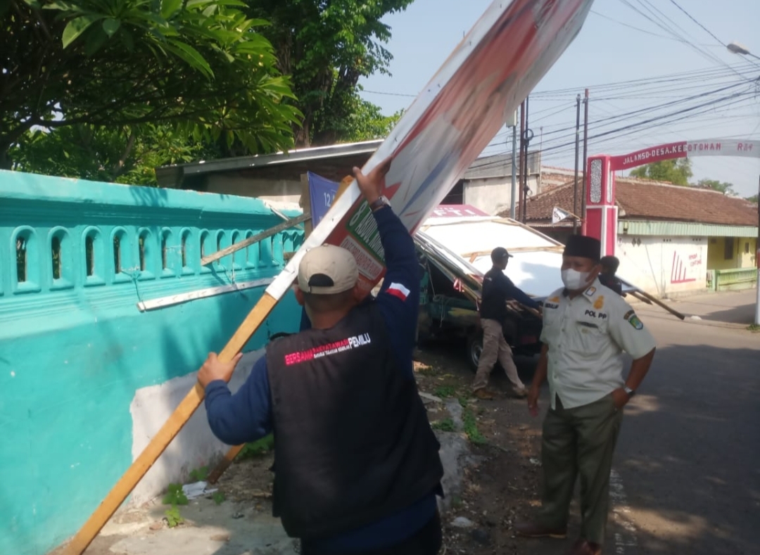 Menyalahi Dan Membahayakan, Ratusan APK Caleg Dan Capres Ditertibkan Bawaslu Kab.Pasuruan