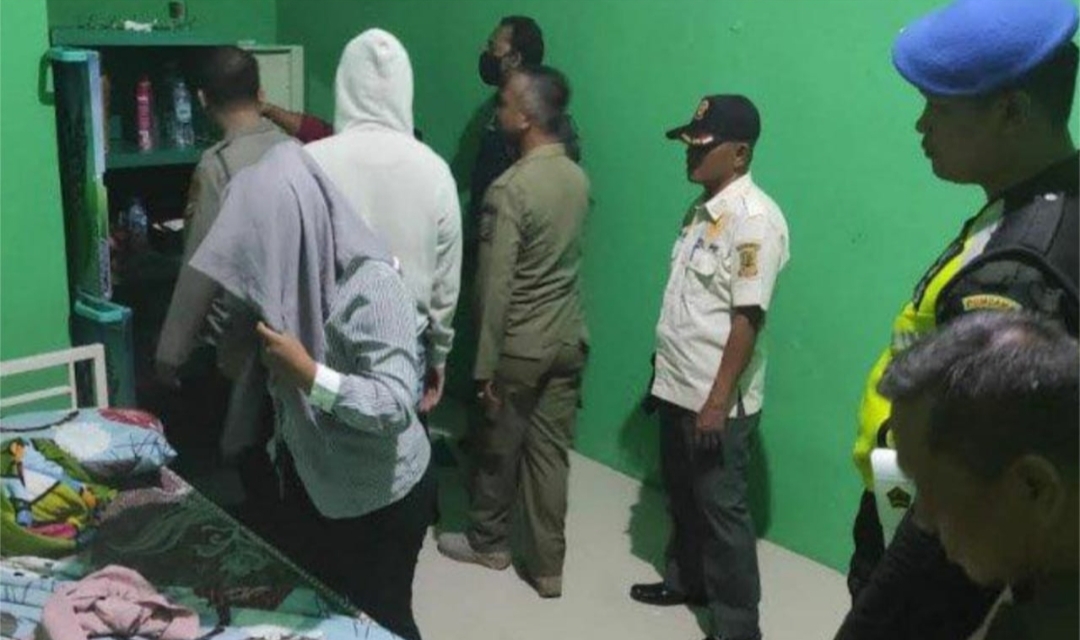 Razia Kos-kosan Jelang Liburan Tahun Baru , Petugas Amankan 3 Pasangan Bukan Pasutri Razia Kos-kosan Jelang Liburan Tahun Baru , Petugas Amankan 3 Pasangan Bukan Pasutri